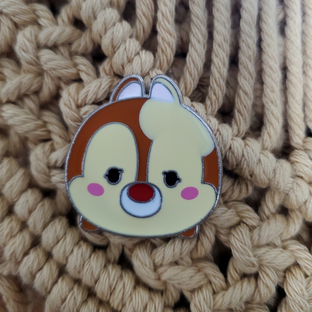 Disney Tsum Tsum Pin - Dale (error/defective)